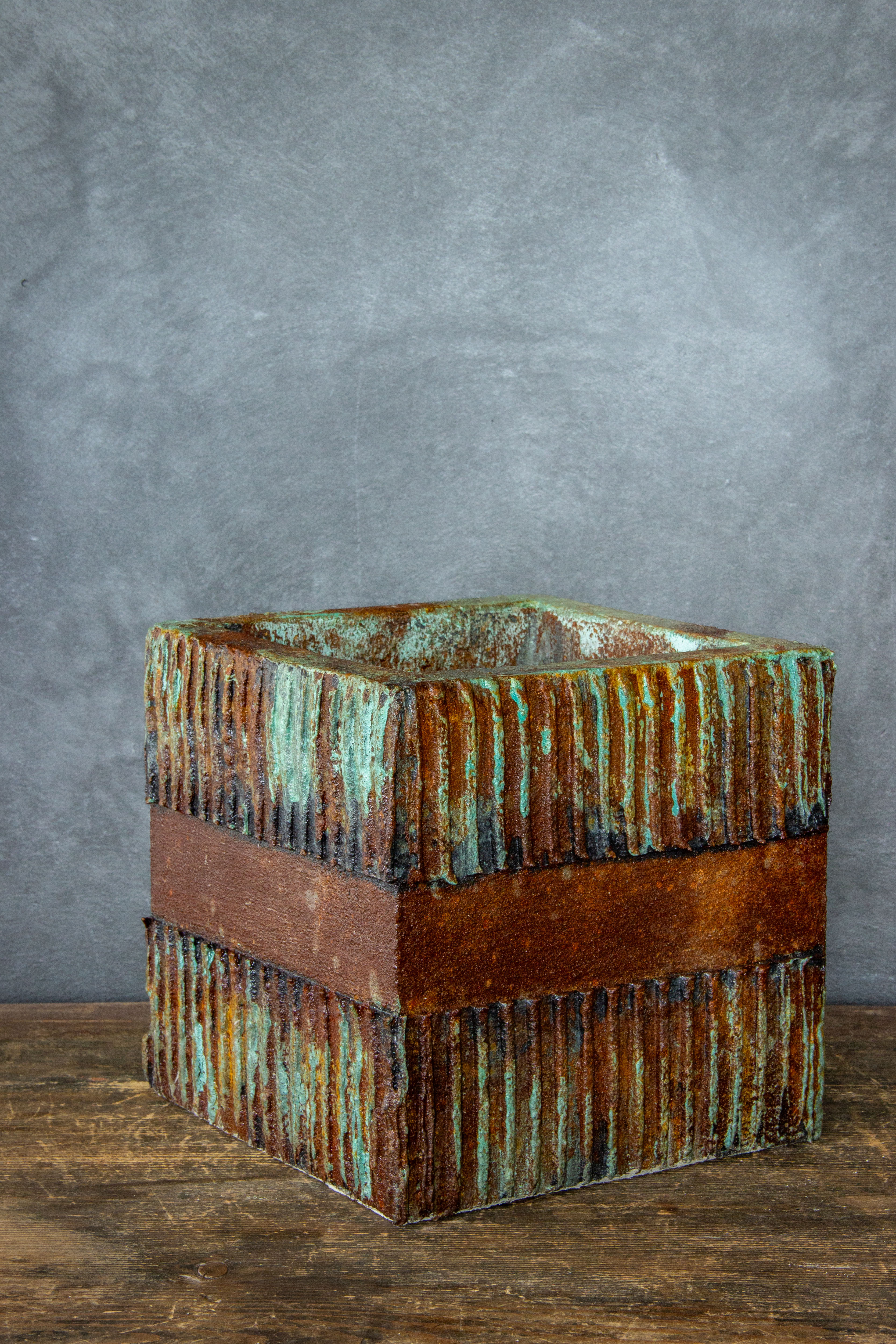 Osłonka na doniczkę 20 cm projekt Rafaello Romano, brązowa z efektem kortenu i turkusowymi akcentami